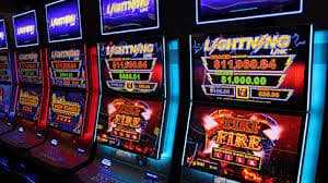 Pemicu bonus scatter dan animasi kemenangan cluster di permainan Bigger Bass Bonanza