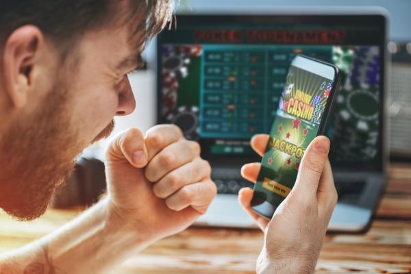 Meja Caribbean Stud Poker live dealer di chelseatoto dengan dealer terlihat melalui kamera HD dan tata letak kartu jelas